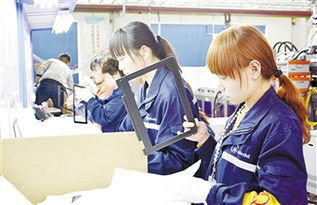 位于漯河市的河南源德福(聯想)科技產業園總投資12億元,主要產品為筆記本電腦精密零部件,產品銷往聯想集團全球供應鏈。目前,該產業園模具、注塑、五金沖壓、陽極盒、噴涂等7個車間相繼投入生產,今年前三個月實現產值1.2億元。圖為日前該產業園工人正在生產筆記本?